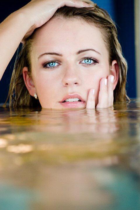 Eine Frau im Pool mit dem Kopf im Wasser