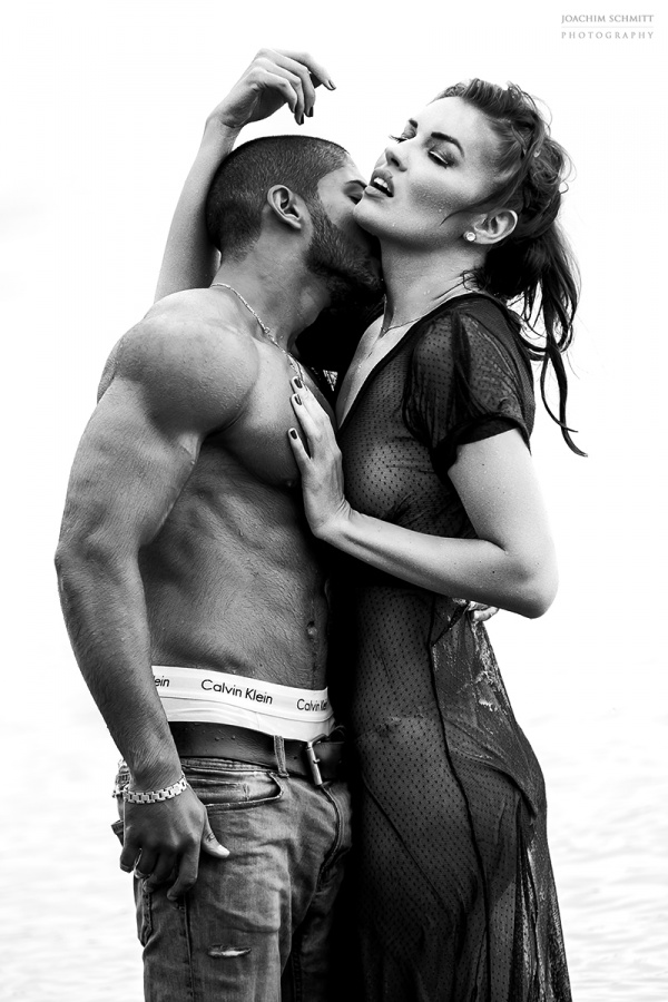 Ein Mann und eine Frau küssen sich im Wasser.